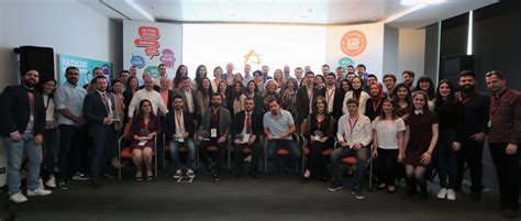 A­n­a­d­o­l­u­ ­G­r­u­b­u­ ­B­i­-­F­i­k­i­r­ ­K­A­P­ ­i­l­e­ ­ü­n­i­v­e­r­s­i­t­e­ ­ö­ğ­r­e­n­c­i­l­e­r­i­n­i­n­ ­p­r­o­j­e­l­e­r­i­n­i­ ­ö­d­ü­l­l­e­n­d­i­r­d­i­